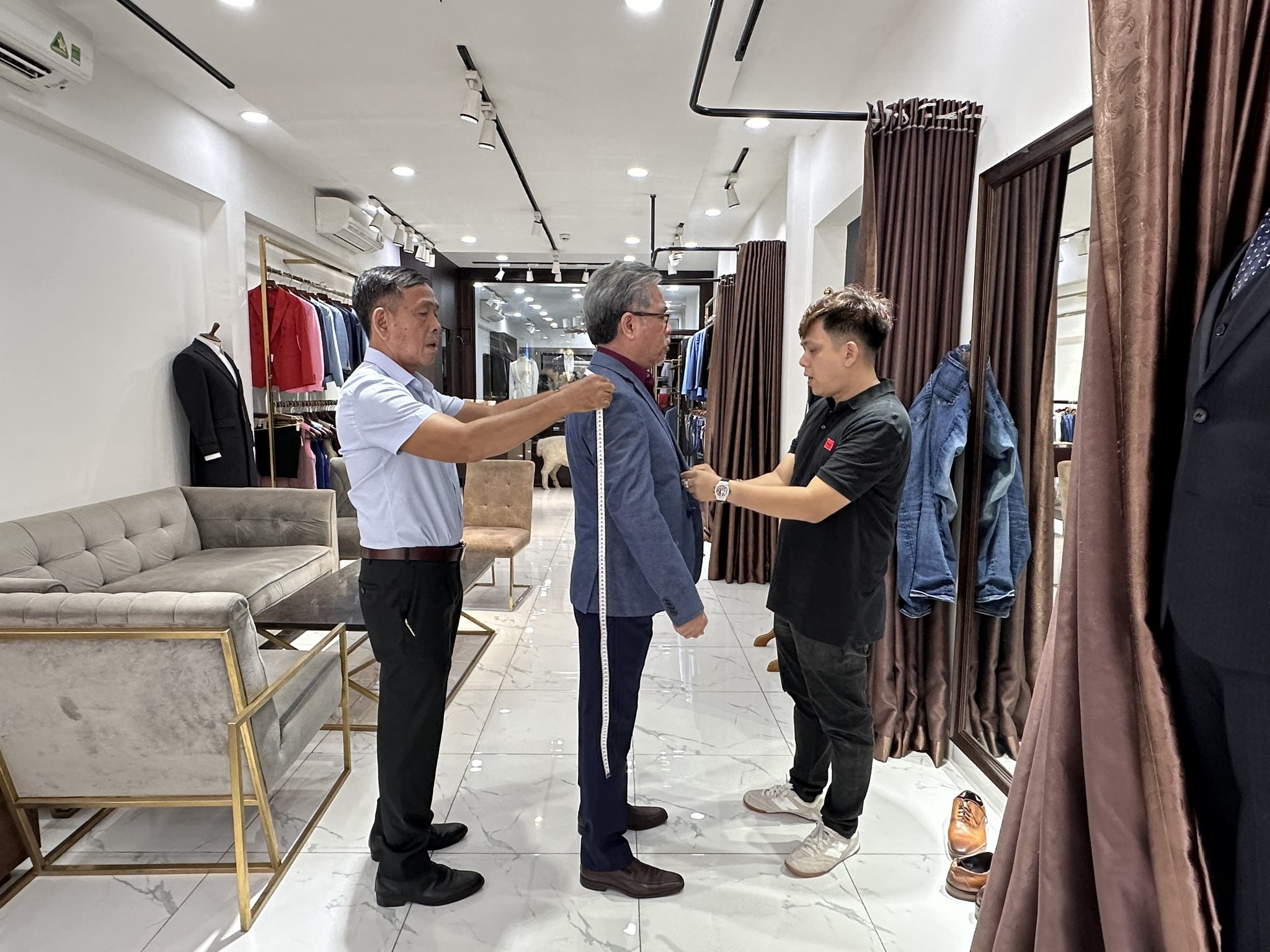 Ngày cuối tuần nhộn nhịp khách hàng mua sắm tại hệ thống cửa hàng Mon Amie.